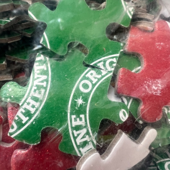 Disney Store Christmas Puzzle Mickey Mouse 500 Pc 19 x 22 Has Glitter New - Picture 4 of 8